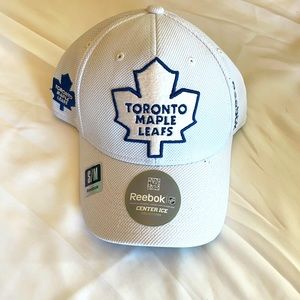 Reebok new with tag Toronto Maple Leafs Size small medium